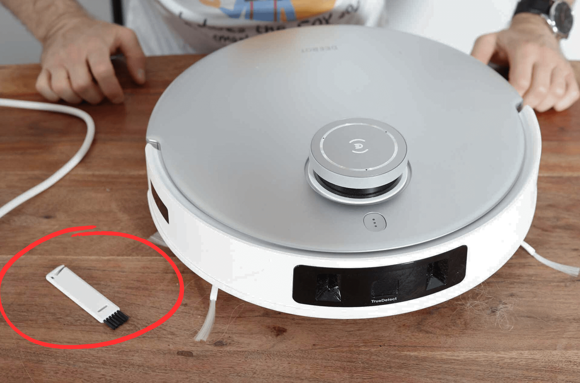 Das Reinigungswerkzeug des ECOVACS DEEBOT T20 OMNI ist zu sehen.